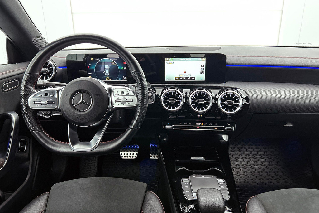 Mercedes-Benz CLA-Klasse 200 Premium Plus AMG-Line(Dealer OndH, Sfeer-Verlichting, Navi, StoelV, Cruise Control, Climate Con, Etc) 46477218-1.jpg | Autocentrum Brabant Breda