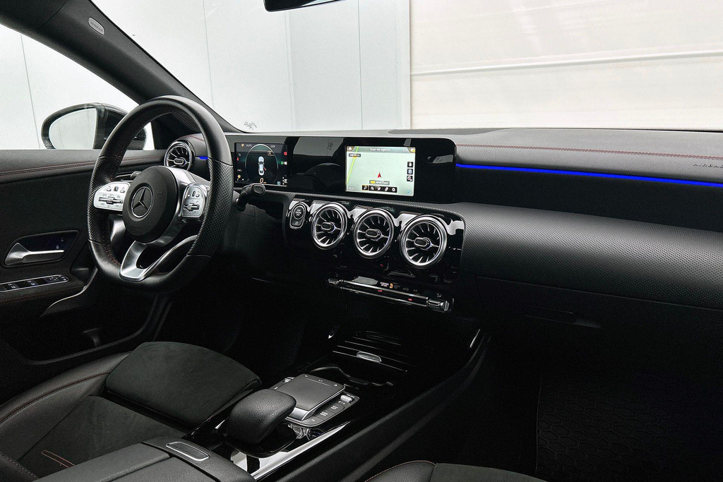 Mercedes-Benz CLA-Klasse 200 Premium Plus AMG-Line(Dealer OndH, Sfeer-Verlichting, Navi, StoelV, Cruise Control, Climate Con, Etc) 46477218-10.jpg | Autocentrum Brabant Breda