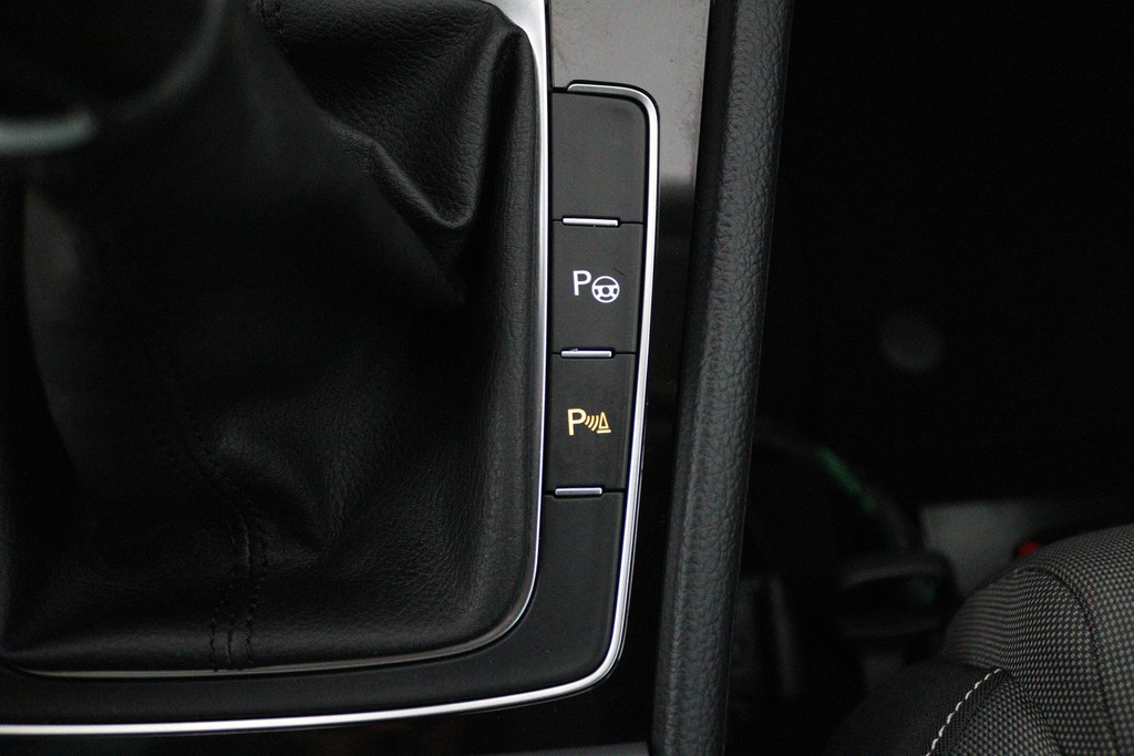 Volkswagen Golf 1.4 TSI Business Edition R Connected (NAVIGATIE, PARKEERSENSOREN, STOELVERWARMING, LED) 46477465-20.jpg | Autocentrum Brabant Breda