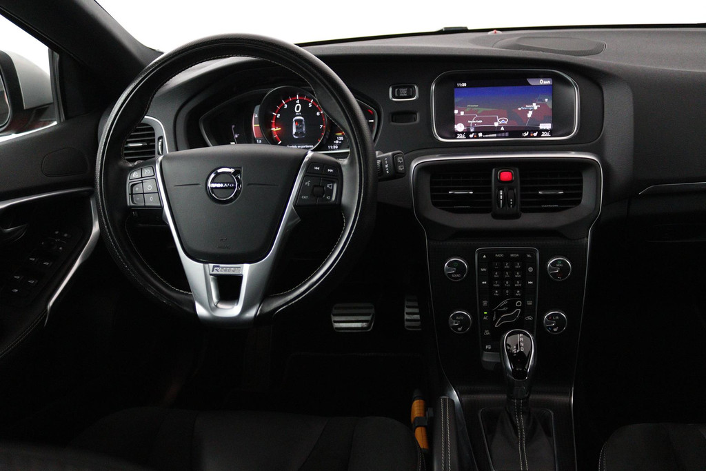 Volvo V40 1.5 T3 Polar+ Sport (PANORAMADAK, CAMERA, NAVIGATIE, STOELVERWARMING, PARKEERSENSOREN, CRUISE CONTROL, NL-AUTO) 46587854-3.jpg | Autocentrum Brabant Breda