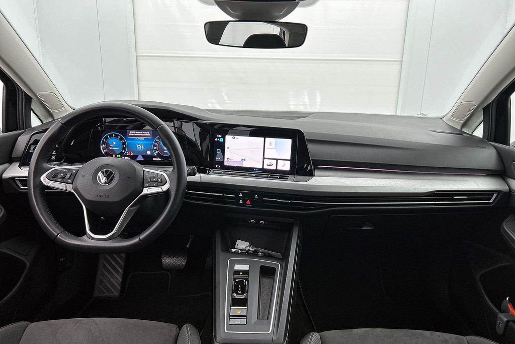 Volkswagen Golf 1.0 eTSI Comfortline Automaat (SFEERVERLICHTING, DIGITALE COCKPIT, CAMERA, CARPLAY, MASSAGE STOELEN, 1e EIGENAAR) 46689022-1.jpg | Autocentrum Brabant Breda