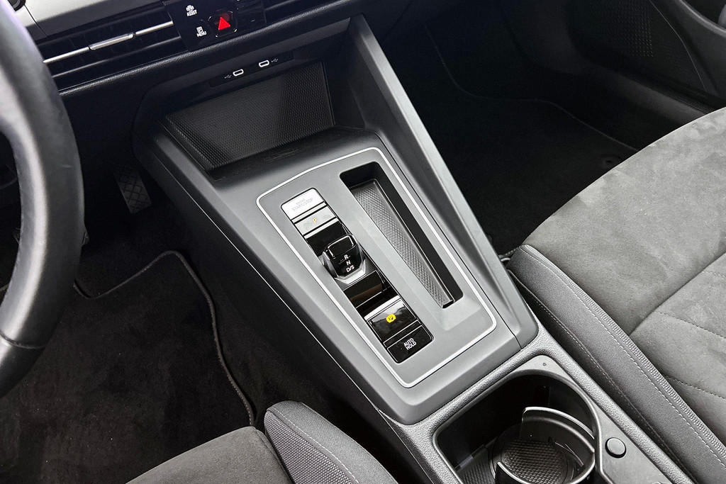 Volkswagen Golf 1.0 eTSI Comfortline Automaat (SFEERVERLICHTING, DIGITALE COCKPIT, CAMERA, CARPLAY, MASSAGE STOELEN, 1e EIGENAAR) 46689022-11.jpg | Autocentrum Brabant Breda