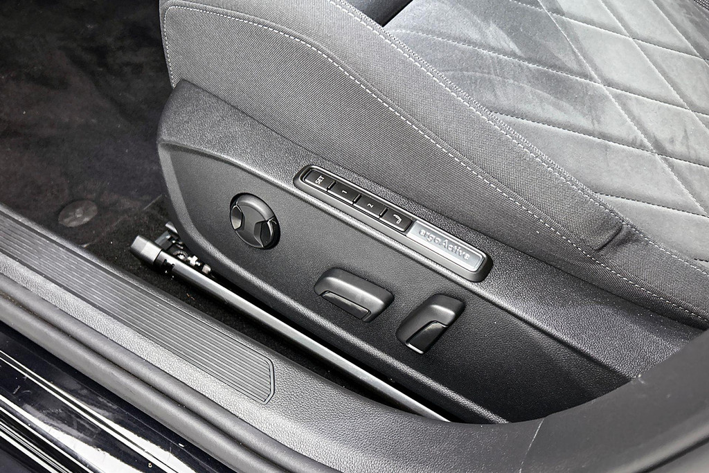 Volkswagen Golf 1.0 eTSI Comfortline Automaat (SFEERVERLICHTING, DIGITALE COCKPIT, CAMERA, CARPLAY, MASSAGE STOELEN, 1e EIGENAAR) 46689022-14.jpg | Autocentrum Brabant Breda