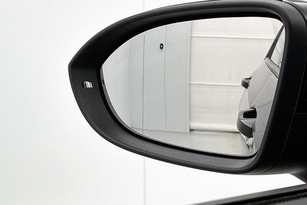 Volkswagen Golf 1.0 eTSI Comfortline Automaat (SFEERVERLICHTING, DIGITALE COCKPIT, CAMERA, CARPLAY, MASSAGE STOELEN, 1e EIGENAAR) 46689022-15.jpg | Autocentrum Brabant Breda