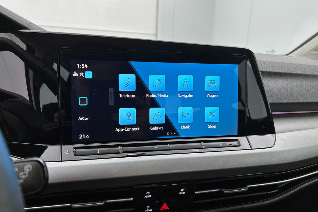 Volkswagen Golf 1.0 eTSI Comfortline Automaat (SFEERVERLICHTING, DIGITALE COCKPIT, CAMERA, CARPLAY, MASSAGE STOELEN, 1e EIGENAAR) 46689022-17.jpg | Autocentrum Brabant Breda