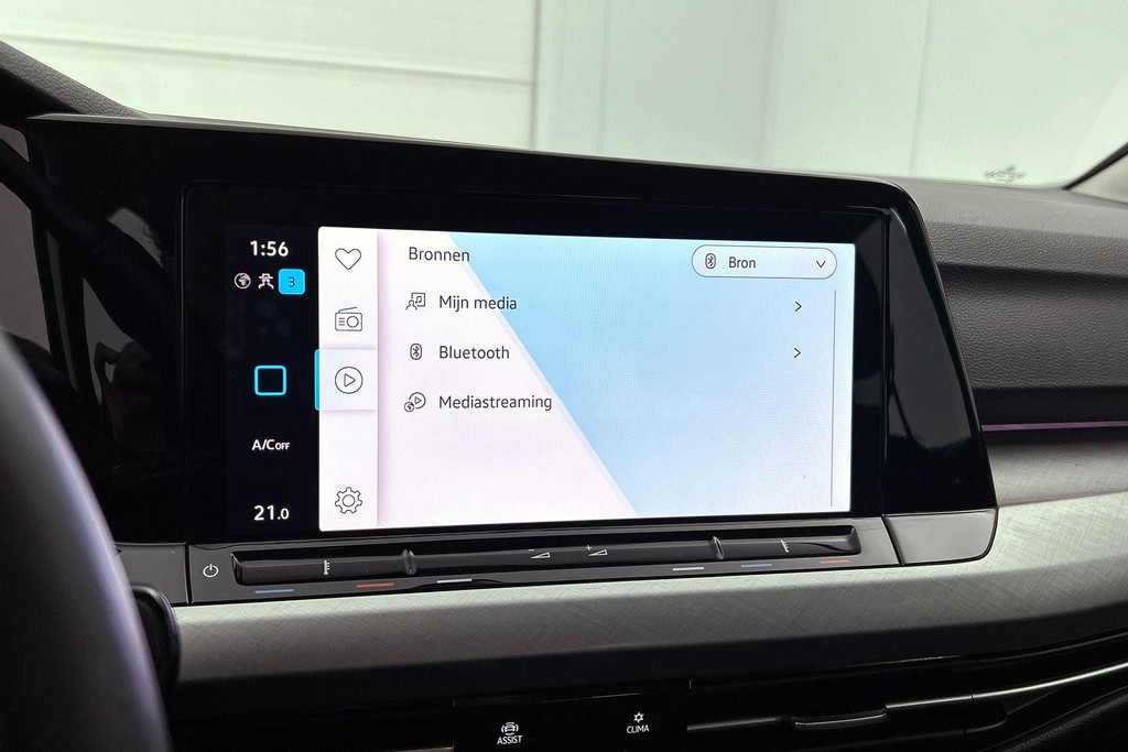 Volkswagen Golf 1.0 eTSI Comfortline Automaat (SFEERVERLICHTING, DIGITALE COCKPIT, CAMERA, CARPLAY, MASSAGE STOELEN, 1e EIGENAAR) 46689022-18.jpg | Autocentrum Brabant Breda