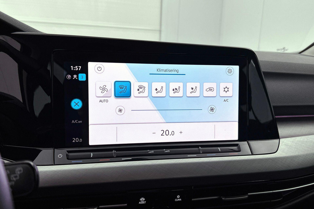 Volkswagen Golf 1.0 eTSI Comfortline Automaat (SFEERVERLICHTING, DIGITALE COCKPIT, CAMERA, CARPLAY, MASSAGE STOELEN, 1e EIGENAAR) 46689022-21.jpg | Autocentrum Brabant Breda