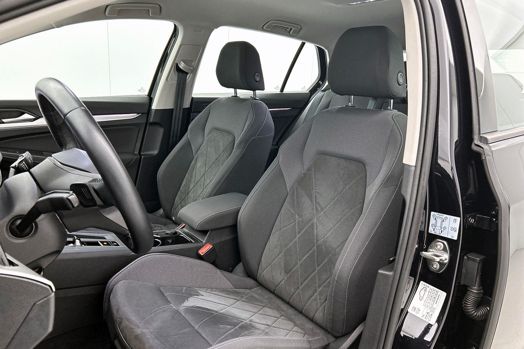 Volkswagen Golf 1.0 eTSI Comfortline Automaat (SFEERVERLICHTING, DIGITALE COCKPIT, CAMERA, CARPLAY, MASSAGE STOELEN, 1e EIGENAAR) 46689022-24.jpg | Autocentrum Brabant Breda