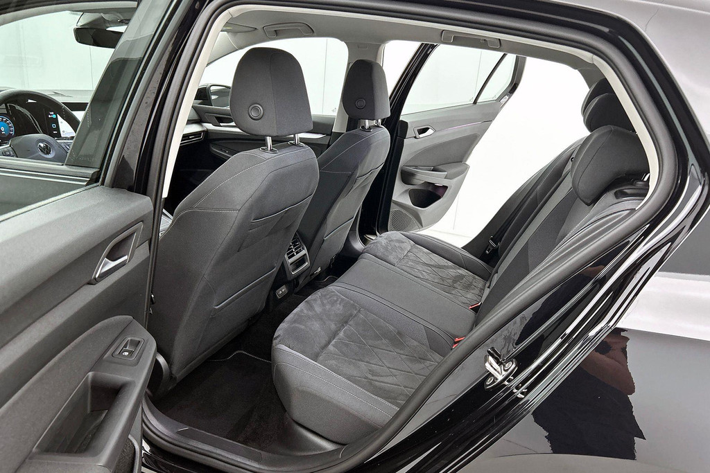 Volkswagen Golf 1.0 eTSI Comfortline Automaat (SFEERVERLICHTING, DIGITALE COCKPIT, CAMERA, CARPLAY, MASSAGE STOELEN, 1e EIGENAAR) 46689022-25.jpg | Autocentrum Brabant Breda