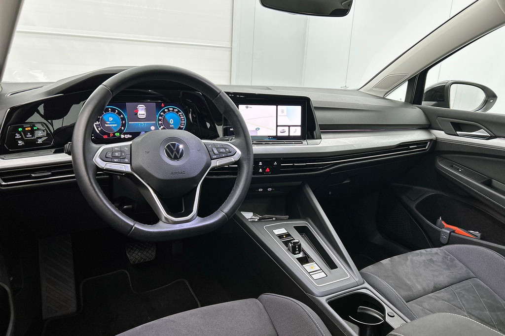 Volkswagen Golf 1.0 eTSI Comfortline Automaat (SFEERVERLICHTING, DIGITALE COCKPIT, CAMERA, CARPLAY, MASSAGE STOELEN, 1e EIGENAAR) 46689022-8.jpg | Autocentrum Brabant Breda