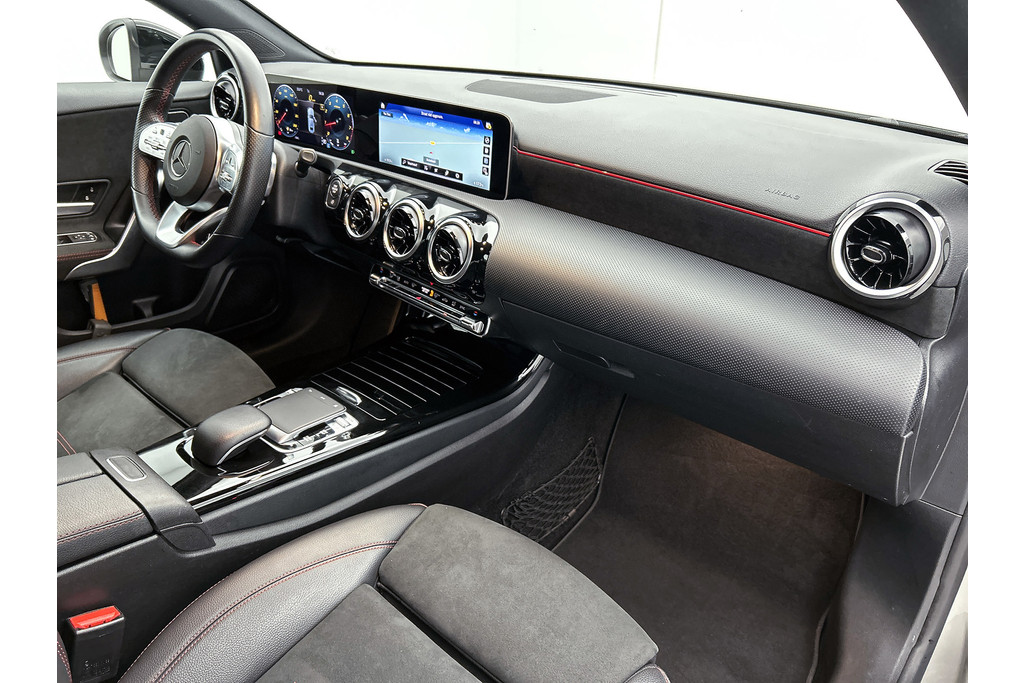 Mercedes-Benz A-Klasse 200 Business Solution AMG(NL-auto, Dealer onderhoud, Trekhaak, Navi, Camera, StoelV, Etc) 47401230-23.jpg | Autocentrum Brabant Breda