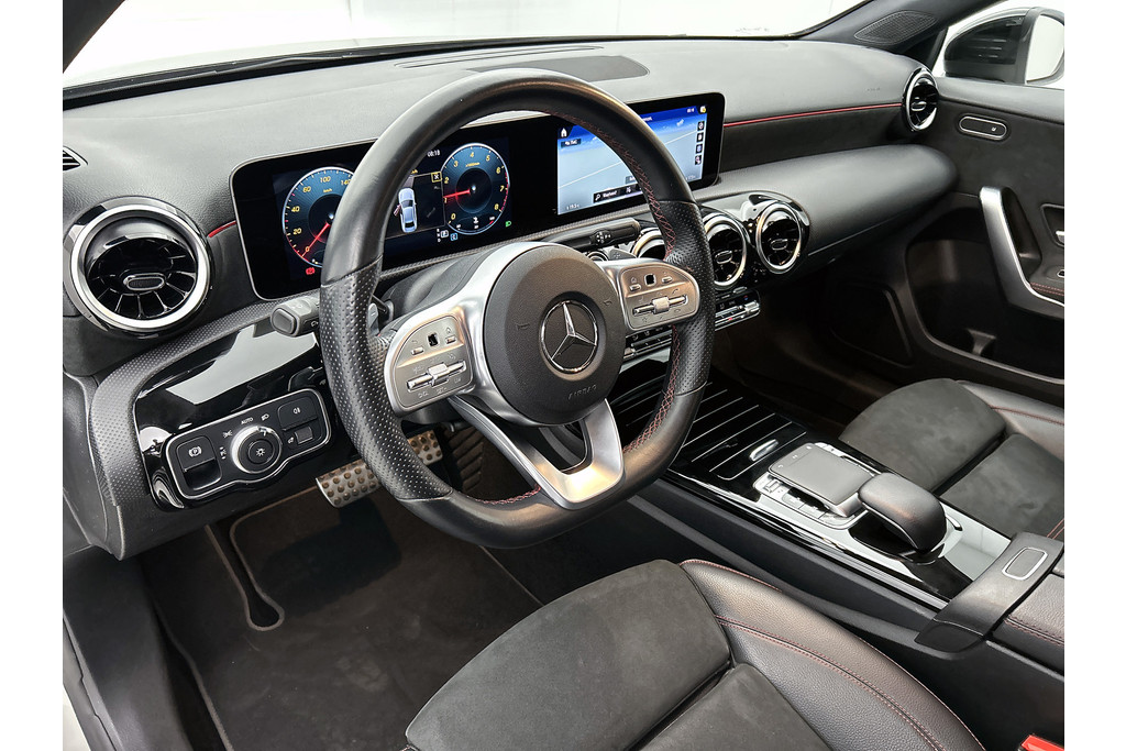 Mercedes-Benz A-Klasse 200 Business Solution AMG(NL-auto, Dealer onderhoud, Trekhaak, Navi, Camera, StoelV, Etc) 47401230-24.jpg | Autocentrum Brabant Breda