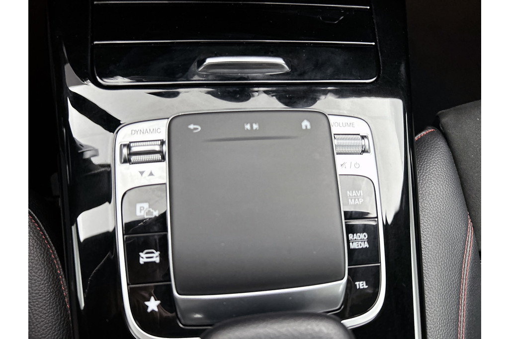 Mercedes-Benz A-Klasse 200 Business Solution AMG(NL-auto, Dealer onderhoud, Trekhaak, Navi, Camera, StoelV, Etc) 47401230-31.jpg | Autocentrum Brabant Breda