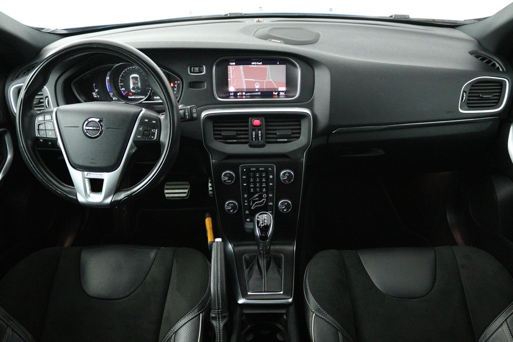 Volvo V40 1.5 T3 Polar+ Sport (STOELVERWARING, ACHTERUITRIJCAMERA, CRUISE CONTROL, PARKEERSENSOREN, NAVIGATIE, NL-AUTO) 47432719-3.jpg | Autocentrum Brabant Breda