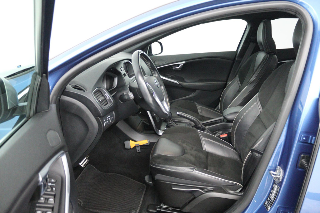 Volvo V40 1.5 T3 Polar+ Sport (STOELVERWARING, ACHTERUITRIJCAMERA, CRUISE CONTROL, PARKEERSENSOREN, NAVIGATIE, NL-AUTO) 47432719-6.jpg | Autocentrum Brabant Breda