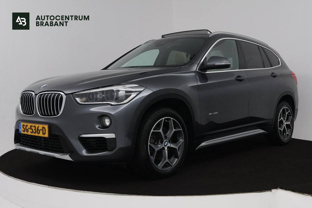 BMW X1 SDrive18i High Executive (PANORAMADAK, ACHTERUITRIJCAMERA, SFEERVERLICHTING, STOELVERWARMING, NAVIGATIE, DEALER ONDERHOUD) 47472408-0.jpg | Autocentrum Brabant Breda