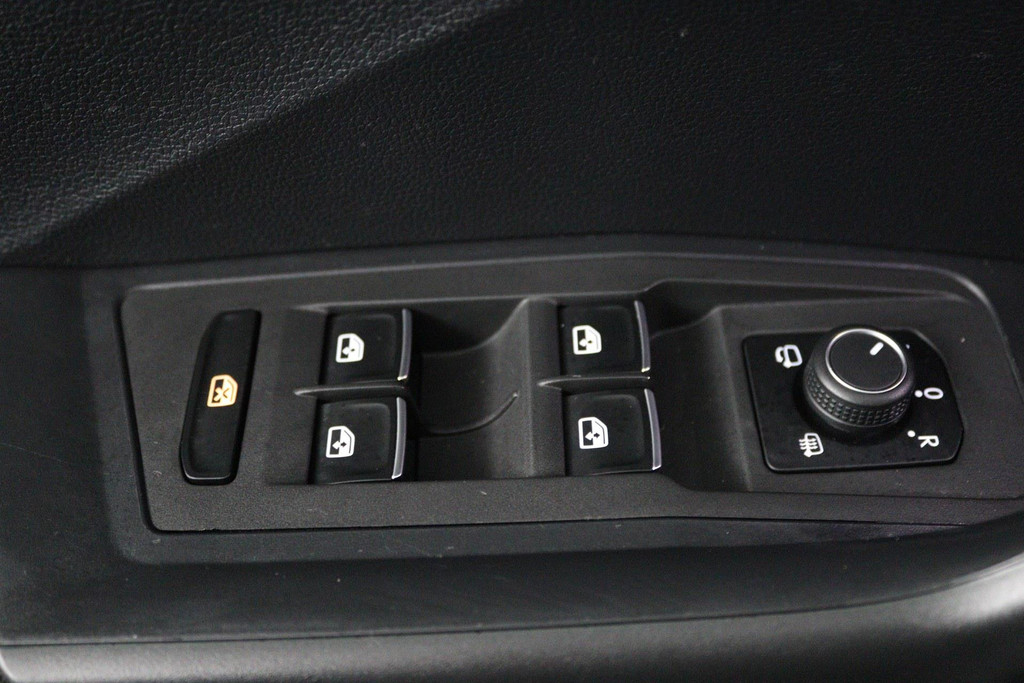 Volkswagen T-Roc 1.5 TSI Sport (NAVIGATIE, CLIMA, PARKEERSENSOREN, STOELVERWARMING, GOED ONDERHOUDEN) 47506576-10.jpg | Autocentrum Brabant Breda