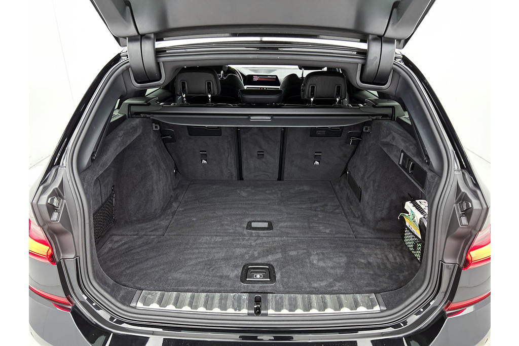 BMW 3 Serie Touring 330i M-SPORT Business Edition Plus(Dealer OnderH, Navi, Camera, Lane Assist, Active Cruise, PDC V+A Etc) 47539406-21.jpg | Autocentrum Brabant Breda