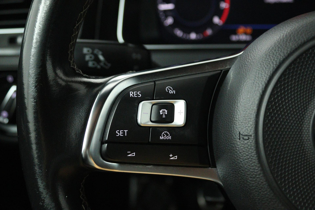 Volkswagen Golf 1.0 TSI Highline Business R (DIGITALE COCKPIT, STOELVERWARMING, PARKEERSENSOREN, CRUISE CONTROL ADAPTIEF) 47675069-10.jpg | Autocentrum Brabant Breda