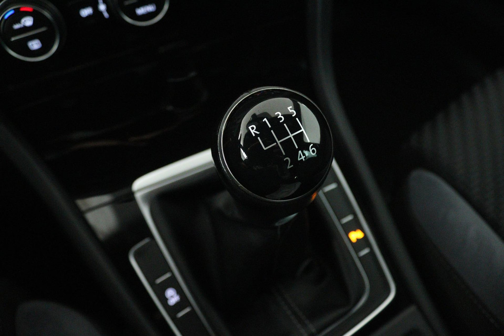 Volkswagen Golf 1.0 TSI Highline Business R (DIGITALE COCKPIT, STOELVERWARMING, PARKEERSENSOREN, CRUISE CONTROL ADAPTIEF) 47675069-19.jpg | Autocentrum Brabant Breda