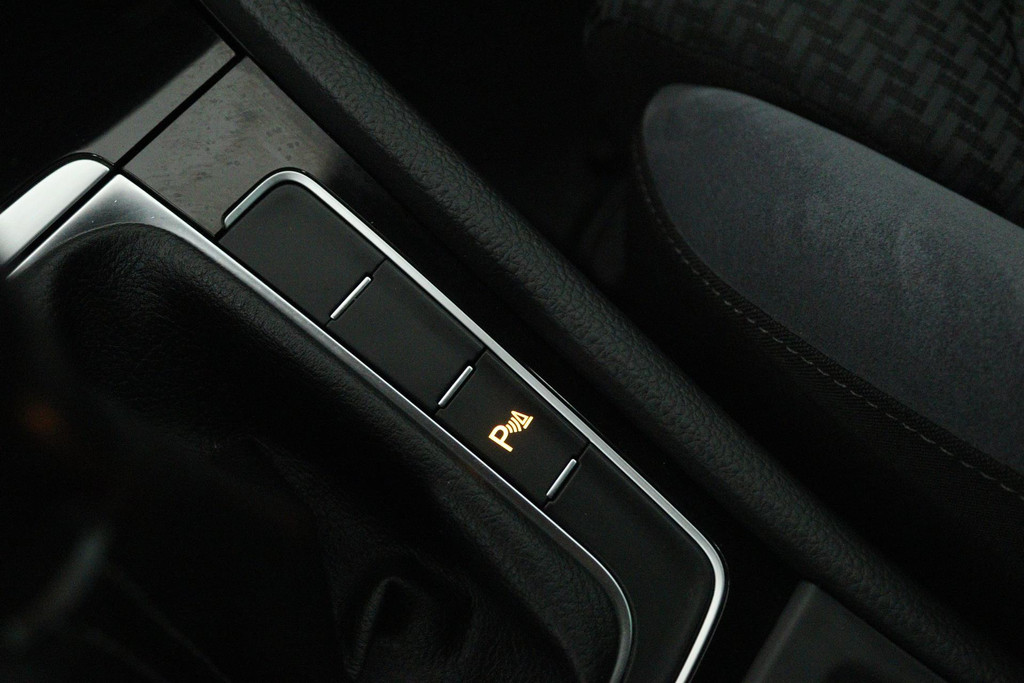 Volkswagen Golf 1.0 TSI Highline Business R (DIGITALE COCKPIT, STOELVERWARMING, PARKEERSENSOREN, CRUISE CONTROL ADAPTIEF) 47675069-22.jpg | Autocentrum Brabant Breda