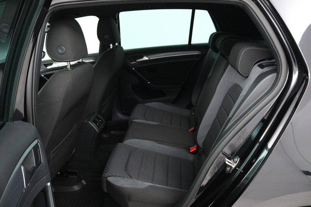 Volkswagen Golf 1.0 TSI Highline Business R (DIGITALE COCKPIT, STOELVERWARMING, PARKEERSENSOREN, CRUISE CONTROL ADAPTIEF) 47675069-9.jpg | Autocentrum Brabant Breda