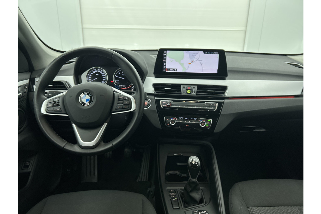 BMW X1 SDrive18i Executive Edition (GROOT-NAVIGATIE, CARPLAY, CAMERA, HEAD-UP, CLIMA, 1e EIGENAAR, GOED ONDERHOUDEN) 48567754-13.jpg | Autocentrum Brabant Breda