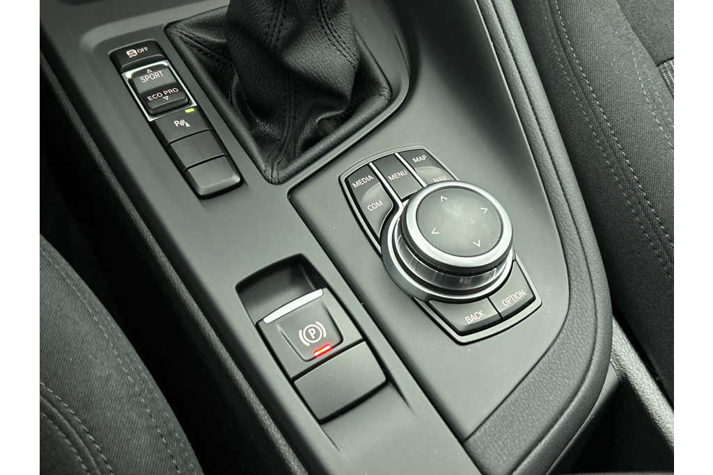 BMW X1 SDrive18i Executive Edition (GROOT-NAVIGATIE, CARPLAY, CAMERA, HEAD-UP, CLIMA, 1e EIGENAAR, GOED ONDERHOUDEN) 48567754-15.jpg | Autocentrum Brabant Breda