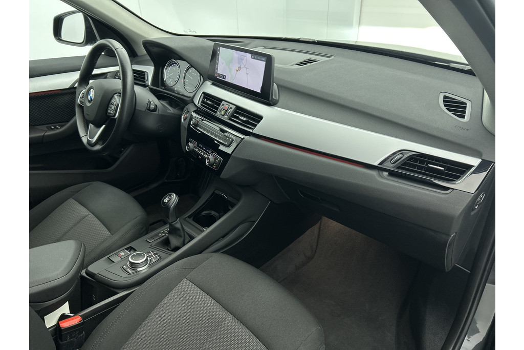 BMW X1 SDrive18i Executive Edition (GROOT-NAVIGATIE, CARPLAY, CAMERA, HEAD-UP, CLIMA, 1e EIGENAAR, GOED ONDERHOUDEN) 48567754-20.jpg | Autocentrum Brabant Breda