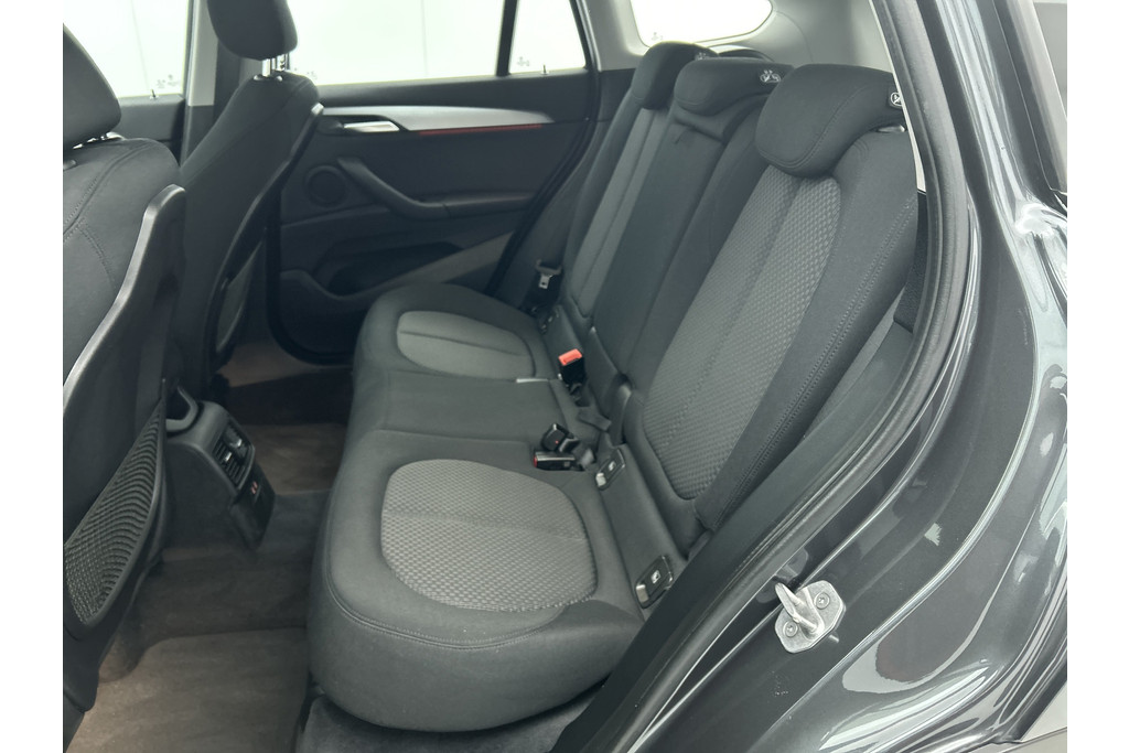 BMW X1 SDrive18i Executive Edition (GROOT-NAVIGATIE, CARPLAY, CAMERA, HEAD-UP, CLIMA, 1e EIGENAAR, GOED ONDERHOUDEN) 48567754-21.jpg | Autocentrum Brabant Breda