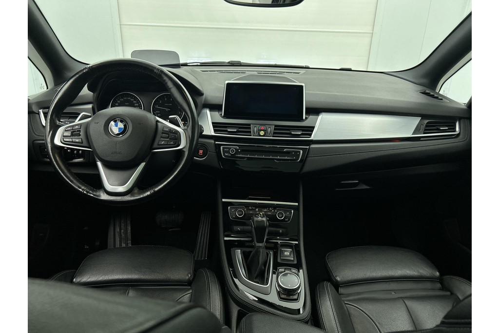 BMW 2 Serie Active Tourer 225i Luxury Automaat (PANORAMADAK, AFNEEMBARE TREKHAAK, STOELVERWARMING, SFEERVERLICHTING) 48567938-2.jpg | Autocentrum Brabant Breda
