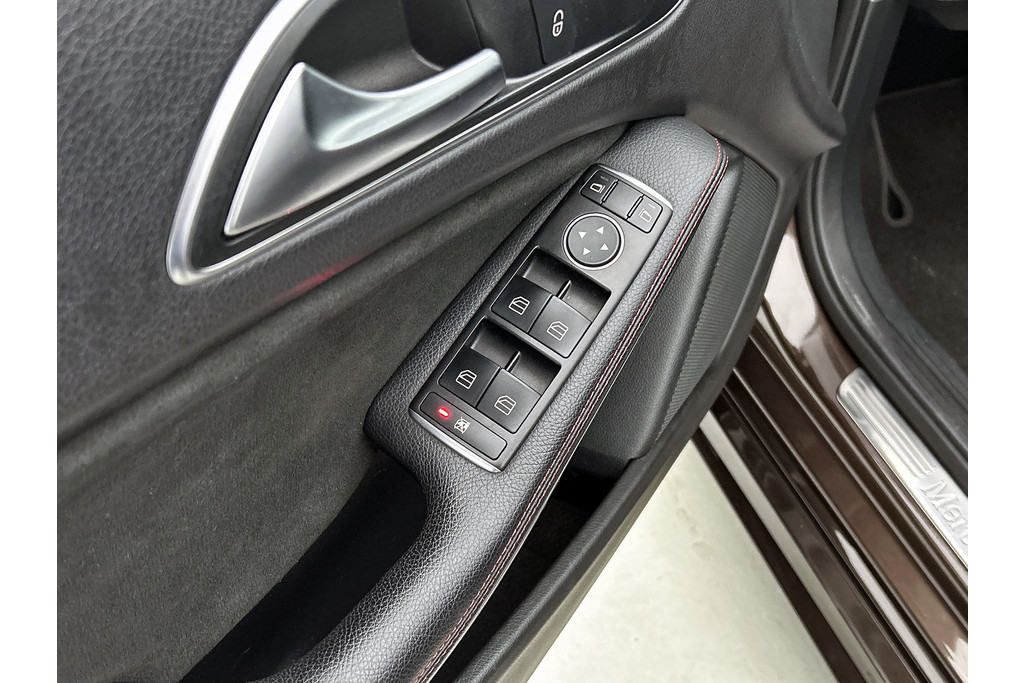 Mercedes-Benz A-Klasse 180 AMG Sport Automaat (PANORAMADAK, NAVIGATIE, PARKEERSENSOREN, SPORTSTOELEN) 48617727-20.jpg | Autocentrum Brabant Breda