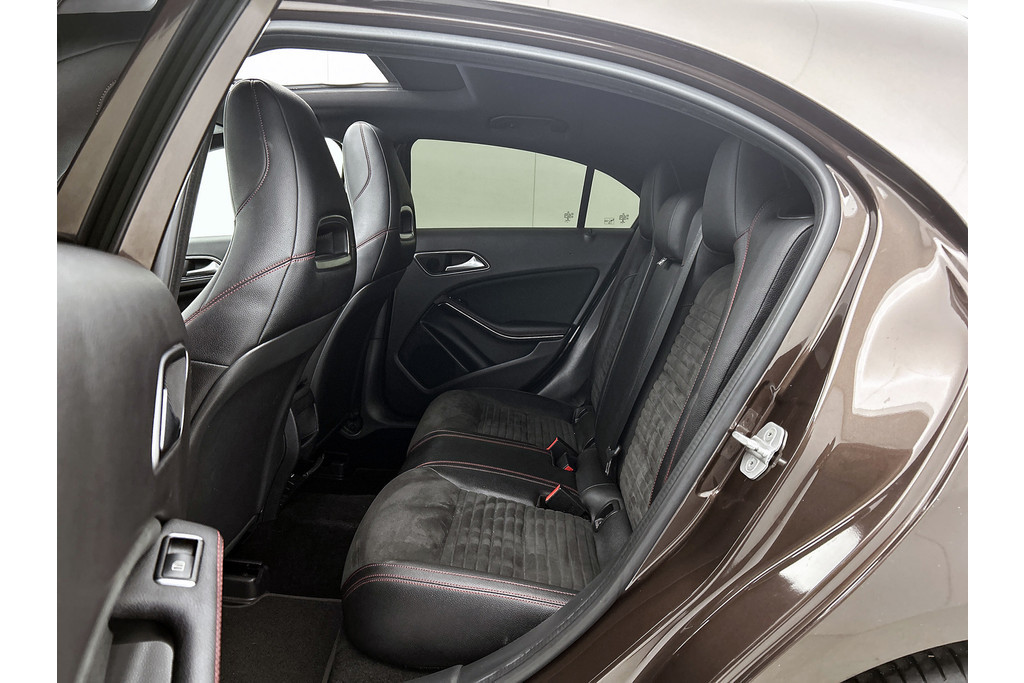 Mercedes-Benz A-Klasse 180 AMG Sport Automaat (PANORAMADAK, NAVIGATIE, PARKEERSENSOREN, SPORTSTOELEN) 48617727-23.jpg | Autocentrum Brabant Breda