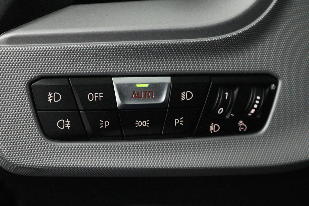 BMW 1-serie 118i Executive Edition (PARKEERSENSOREN, DIGITALE COCKPIT, NAVIGATIE, CRUISE CONTROL, DEALER ONDERHOUDEN) 48691422-6.jpg | Autocentrum Brabant Breda