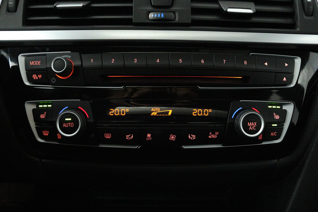 BMW 3 Serie 318i Luxury Edition (PANORAMADAK, DIGITALE COCKPIT, STOELVERWARMING, NAVIGATIE, LEER) 48691632-15.jpg | Autocentrum Brabant Breda