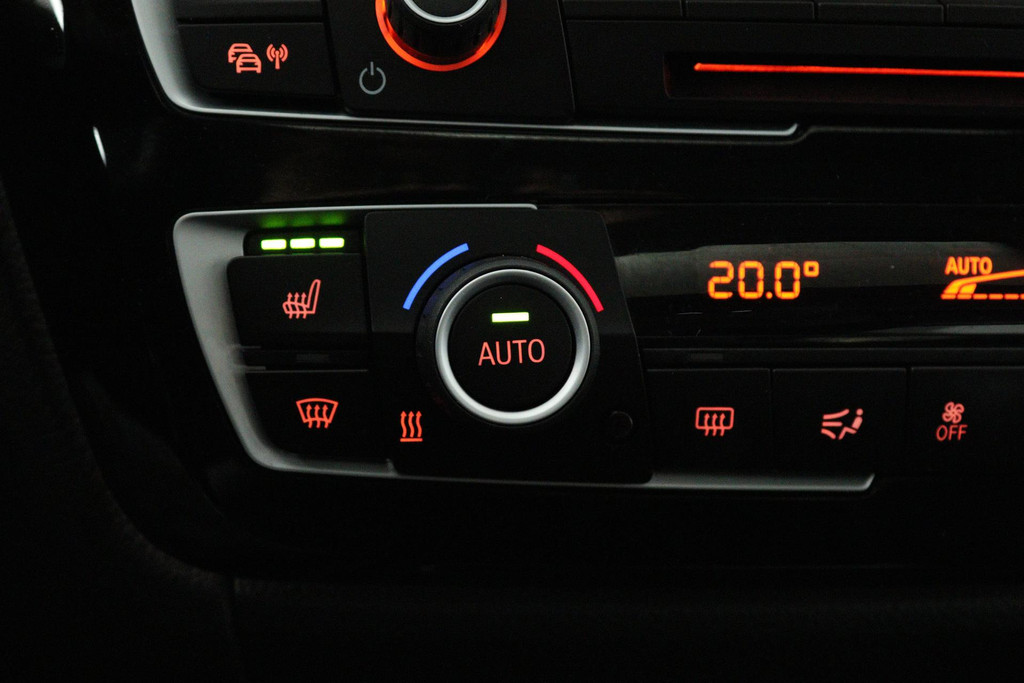 BMW 3 Serie 318i Luxury Edition (PANORAMADAK, DIGITALE COCKPIT, STOELVERWARMING, NAVIGATIE, LEER) 48691632-16.jpg | Autocentrum Brabant Breda