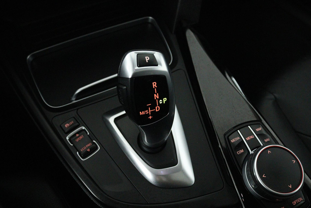 BMW 3 Serie 318i Luxury Edition (PANORAMADAK, DIGITALE COCKPIT, STOELVERWARMING, NAVIGATIE, LEER) 48691632-17.jpg | Autocentrum Brabant Breda