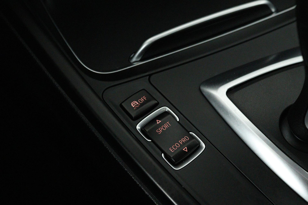 BMW 3 Serie 318i Luxury Edition (PANORAMADAK, DIGITALE COCKPIT, STOELVERWARMING, NAVIGATIE, LEER) 48691632-19.jpg | Autocentrum Brabant Breda