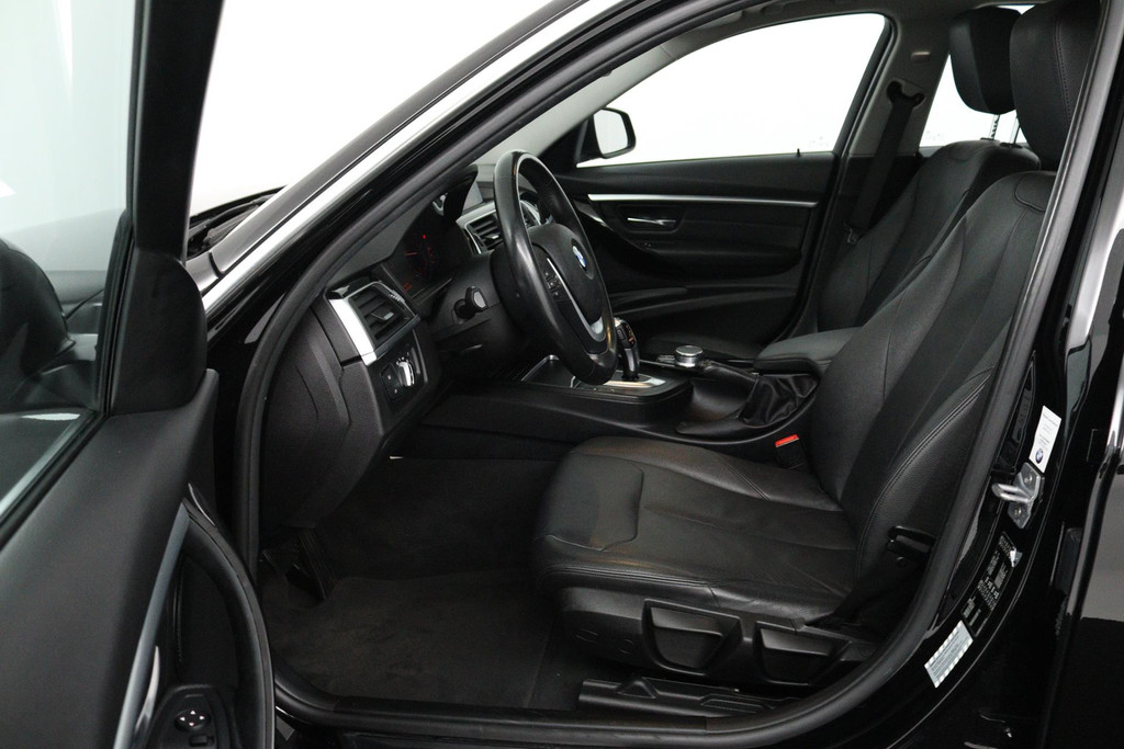 BMW 3 Serie 318i Luxury Edition (PANORAMADAK, DIGITALE COCKPIT, STOELVERWARMING, NAVIGATIE, LEER) 48691632-20.jpg | Autocentrum Brabant Breda