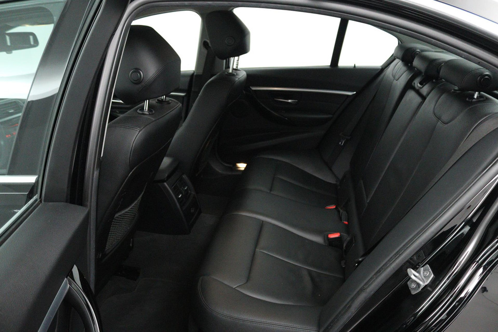 BMW 3 Serie 318i Luxury Edition (PANORAMADAK, DIGITALE COCKPIT, STOELVERWARMING, NAVIGATIE, LEER) 48691632-21.jpg | Autocentrum Brabant Breda