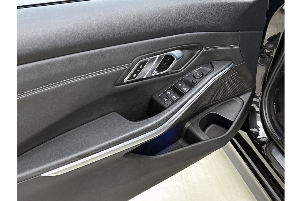 BMW 3 Serie 320i Executive Edition(NL-auto, Dealer onderH, Navi Prof, StoelV, Sportstoelen, Parkeerhulp, Etc) 48712594-17.jpg | Autocentrum Brabant Breda