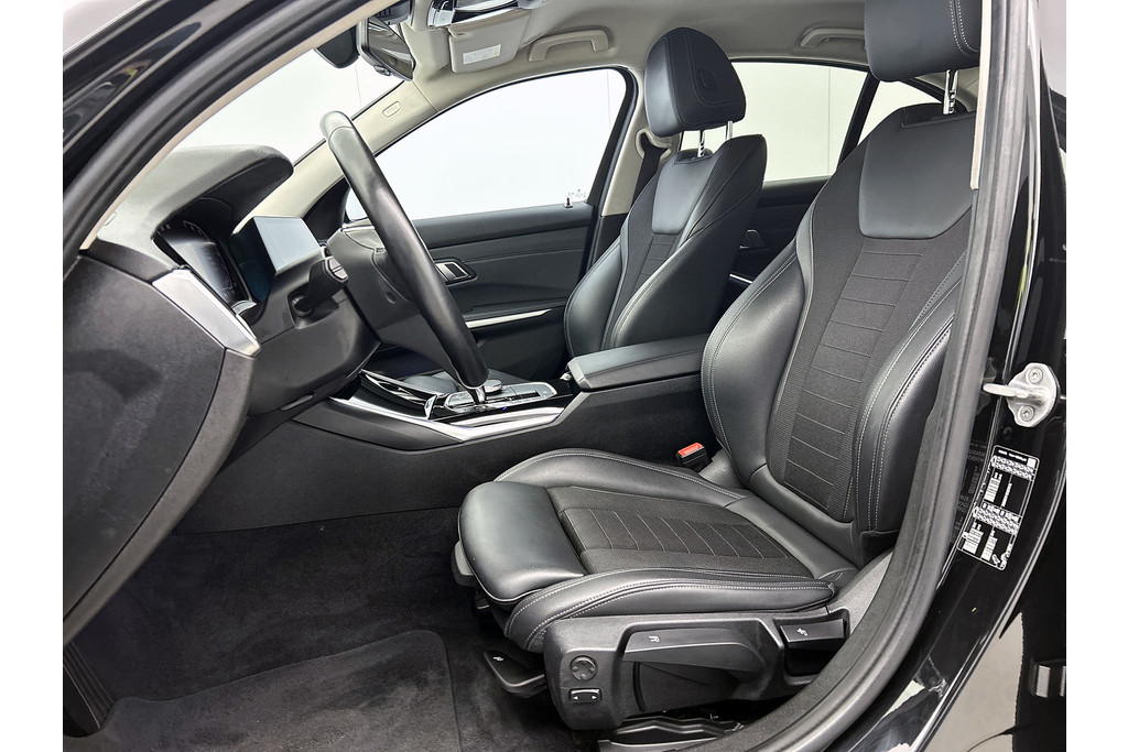 BMW 3 Serie 320i Executive Edition(NL-auto, Dealer onderH, Navi Prof, StoelV, Sportstoelen, Parkeerhulp, Etc) 48712594-4.jpg | Autocentrum Brabant Breda