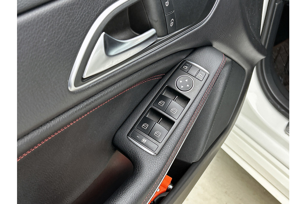 Mercedes-Benz CLA-Klasse Shooting Brake 250 AMG OrangeArt Edition(Goed onderH, Carplay, Navi Groot, StoelV, Etc) 48713265-28.jpg | Autocentrum Brabant Breda