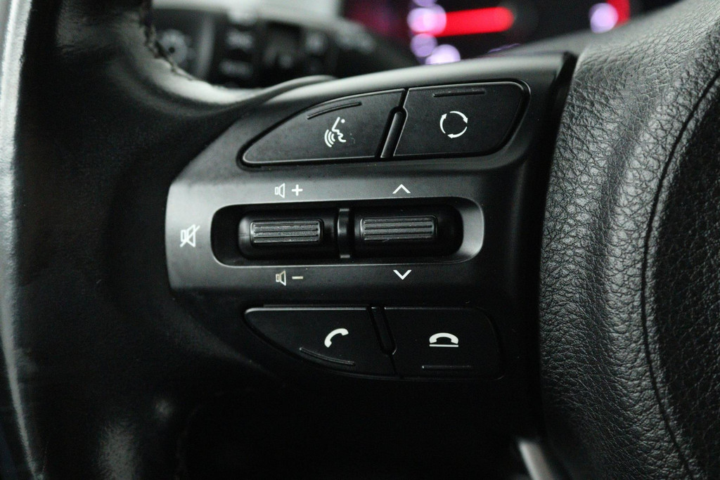 Kia Stonic 1.0 T-GDi DynamicLine (TREKHAAK, ACHTERUITRIJCAMERA, PARKEERSENSOREN, LANE-ASSIST, CRUISE CONTROL) 48719232-6.jpg | Autocentrum Brabant Breda