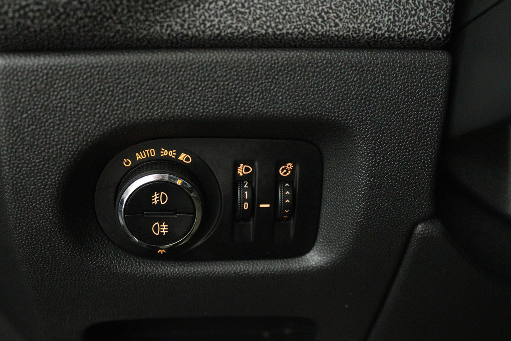 Opel Corsa 1.4-16V Edition (PANORAMDAK, NAVIGATIE, CLIMA, TREKHAAK, CRUISE) 50312198-8.jpg | Autocentrum Brabant Breda