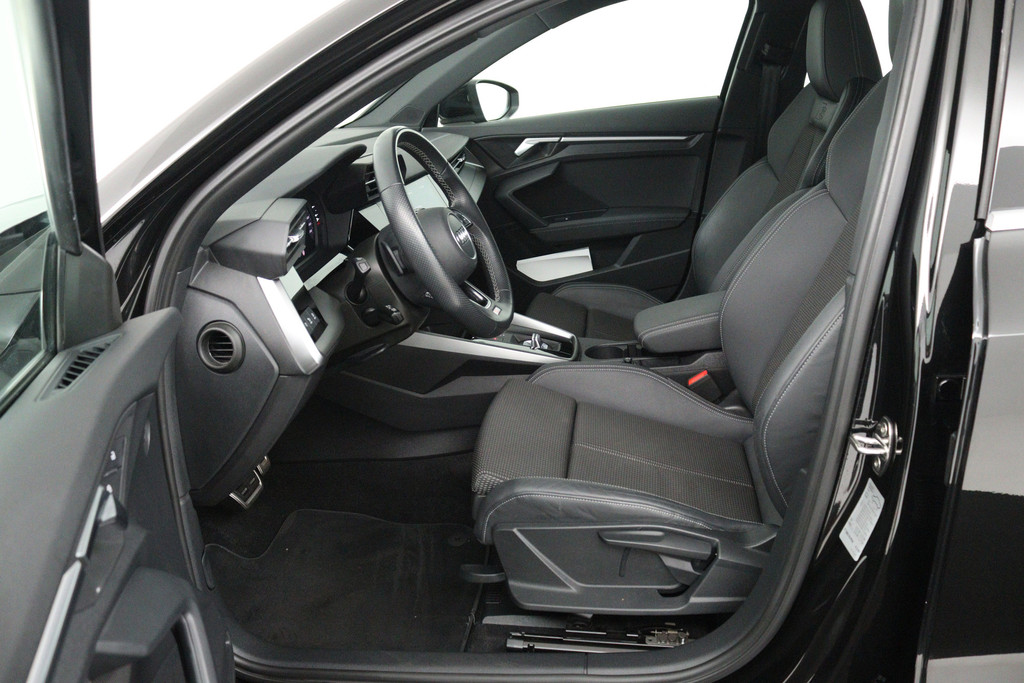 Audi A3 Sportback 30 TFSI S edition (DIGITALE COCKPIT, STOELVERWARMING, CRUISE ADAPTIEF, NAVIGATIE, PARKEERSENSOREN) 52674628-20.jpg | Autocentrum Brabant Breda