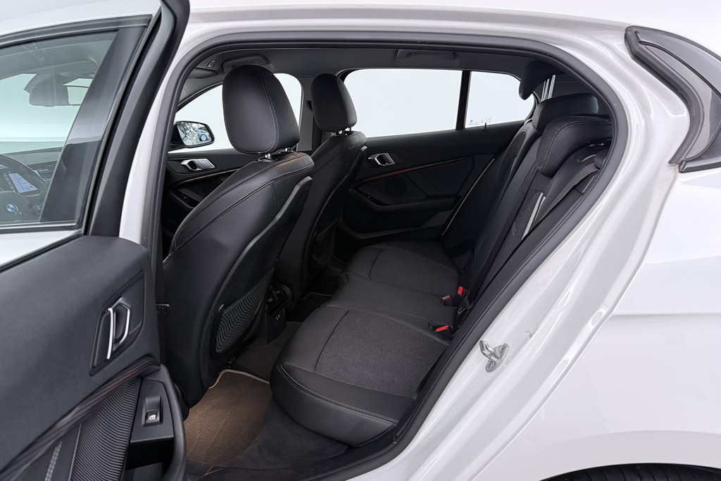 BMW 1-serie 118i Executive Edition (SFEERVERLICHTING, NAVIGATIE, CRUISE CONTROL, PARKEERSENSOREN, DEALER ONDERHOUDEN) 53096741-10.jpg | Autocentrum Brabant Breda