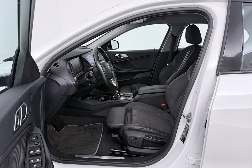 BMW 1-serie 118i Executive Edition (SFEERVERLICHTING, NAVIGATIE, CRUISE CONTROL, PARKEERSENSOREN, DEALER ONDERHOUDEN) 53096741-9.jpg | Autocentrum Brabant Breda