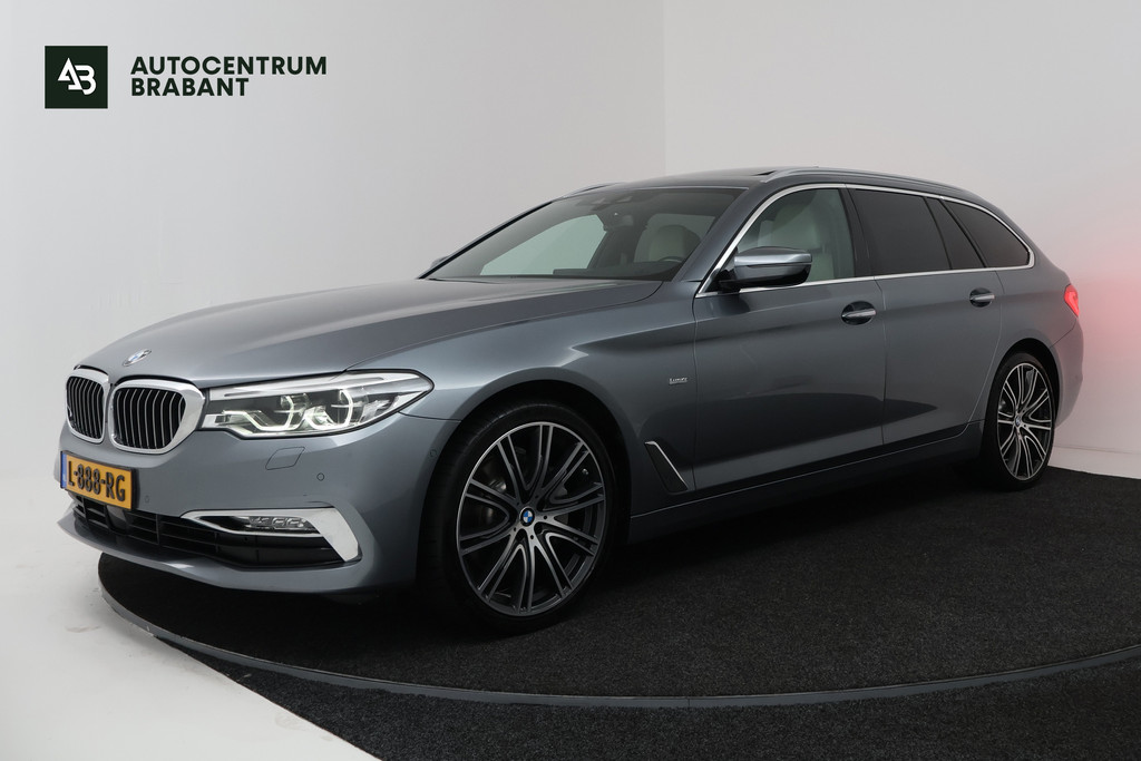 BMW 5 Serie Touring 530i High Executive (PANORAMADAK, SFEERVERLICHTING, ELEKTR STOELEN, STOEL/STUUR VERWARMING, CAMERA) 55441508-0.jpg | Autocentrum Brabant Breda
