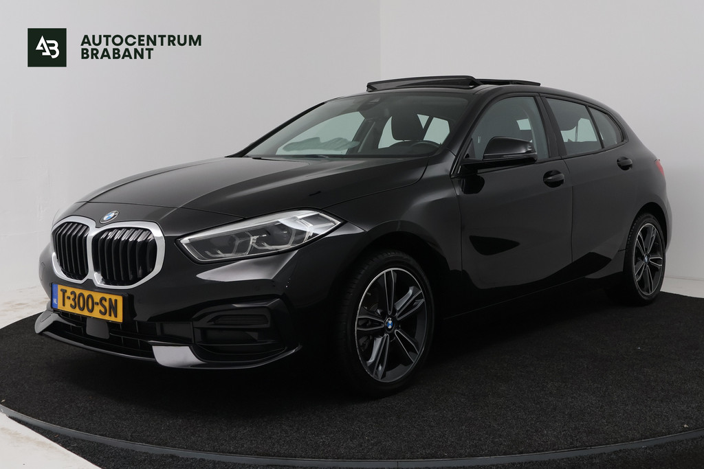 BMW 1 Serie 118i (PANORAMADAK, PARKEERSENSOREN, NAVIGATIE, CRUISE CONTROL) 56042300-0.jpg | Autocentrum Brabant Breda